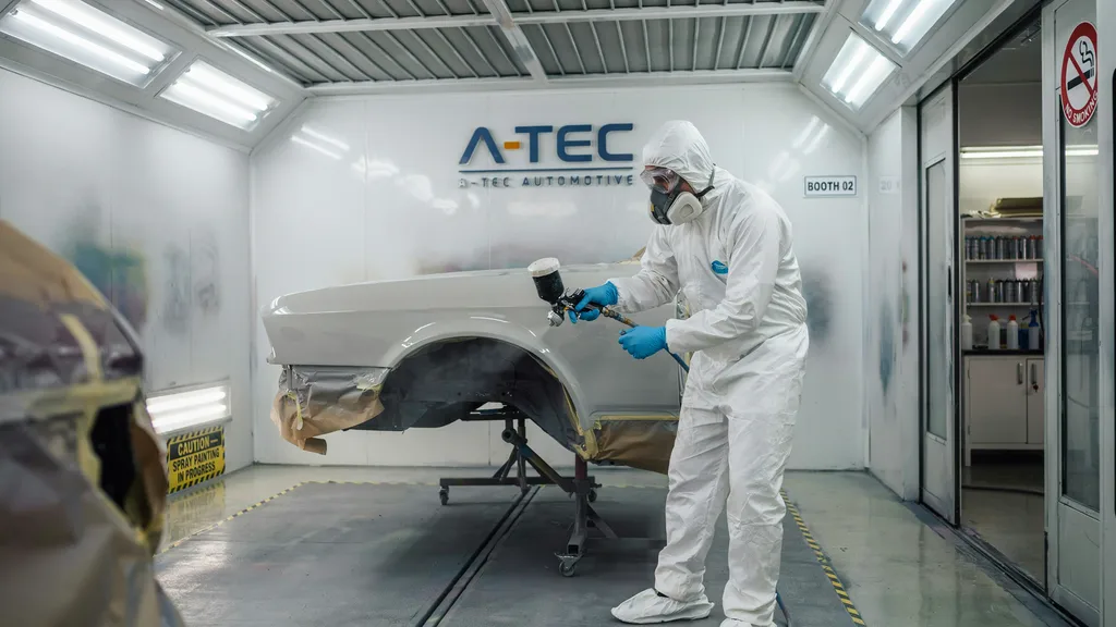 Precision spray painting booth with color matching technology